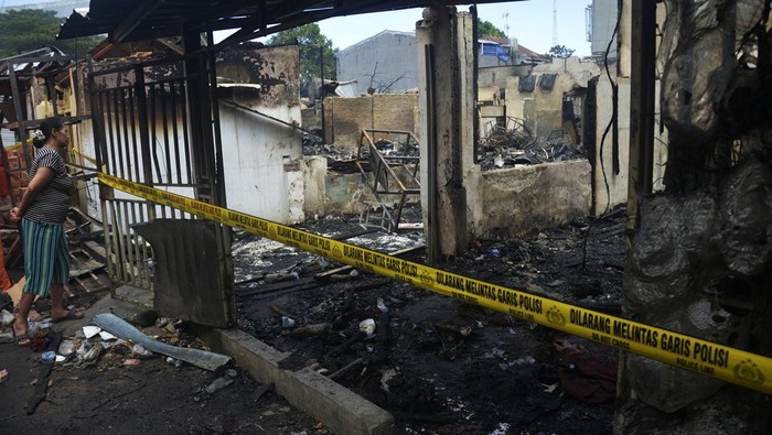 Asrama Polisi, Kecamatan Mamajang, Makassar, Sulawesi Selatan, ludes terbakar akibat kobocoran gas, pada Rabu (20/4) kemarin. Kini garis polisi membentangi lokasi kejadian.