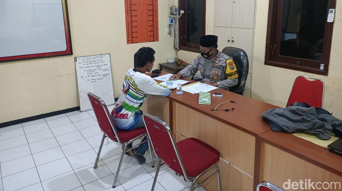 Ayah yang menganiaya anak kandungnya sendiri gegara ditolak rujuk oleh mantan istrinya.