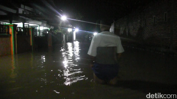 Ratusan rumah warga di Lumajang terendam banjir luapan sungai. Banjir melanda Desa Kutorenon, Karangsari dan Kebon Agung di Kecamatan Sukodono.