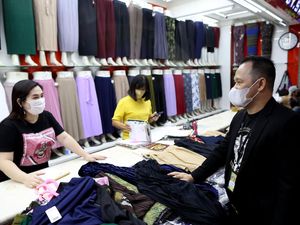 Berbagi Kebahagiaan Pengunjung-Penjual di Pusat Grosir Metro Tanah Abang