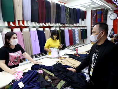 Berbagi Kebahagiaan Pengunjung-Penjual di Pusat Grosir Metro Tanah Abang