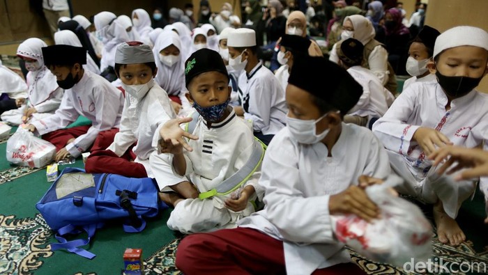Mega Insurance mengisi kegiatan ramadan dengan berbagi keceriaan bersama anak-anak kampung Pemulung CT Arsa, Kebagusan Jakarta Selatan.