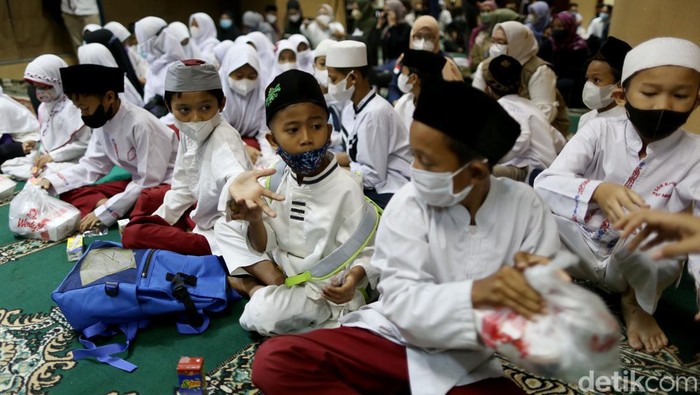 Berbagi Keceriaan Ramadan dengan Anak Kampung Pemulung Mega Insurance mengisi kegiatan ramadan dengan berbagi keceriaan bersama anak-anak kampung Pemulung CT Arsa, Kebagusan Jakarta Selatan.