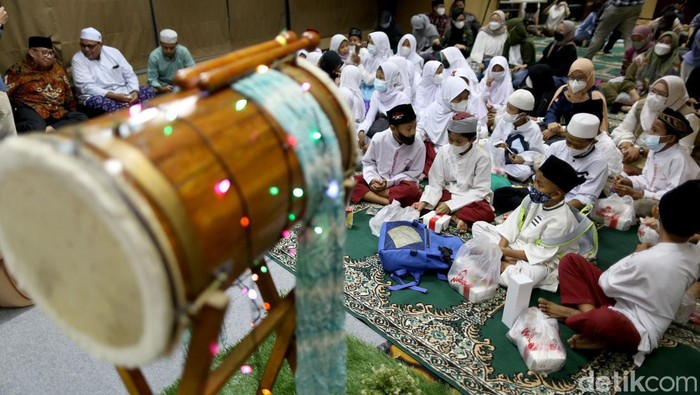 Berbagi Keceriaan Ramadan dengan Anak Kampung Pemulung Mega Insurance mengisi kegiatan ramadan dengan berbagi keceriaan bersama anak-anak kampung Pemulung CT Arsa, Kebagusan Jakarta Selatan.