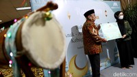 Anak-anak binaan CT Arsa dari Kampung pemulung kebagusan ini tampak antusias dan berbahagia saat mengikuti acara sejak awal hingga pembagian santunan donasi, pakaian, mainan dan buku untuk pembelajaran.