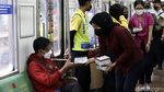 Kartini KAI Bagi-bagi Takjil untuk Penumpang