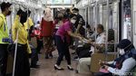 Kartini KAI Bagi-bagi Takjil untuk Penumpang