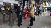 Tidak hanya yang berada di dalam gerbong commuterline, penumpang yang berada di area stasiun juga mendapatkan takjil.