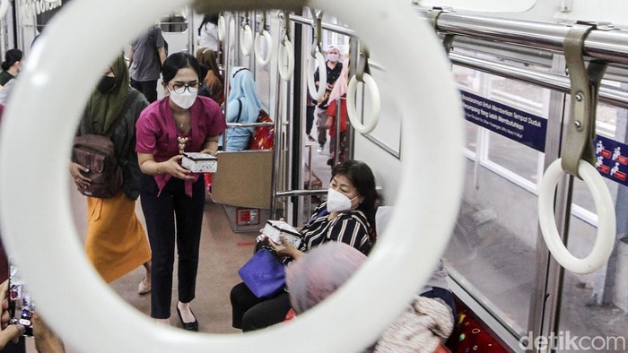 Berbagi Takjil Ala Kartini KAI Commuter Sejumlah petugas KAI Commuter membagikan takjil di Stasiun Jakarta Kota, Kamis (21/4/2022). Aksi berbagi tersebut juga dilakukan bertepatan dengan Hari Kartini.