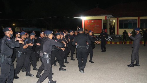 Kapolda NTT Irjen Pol Setyo Budiyanto melepas 105 personil  Birmob Polda NTT ke Jakarta pada Rabu (20/4/2022) malam. (Istimewa)
