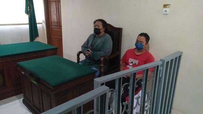Dua pelaku buang limbah ke sungai jalani sidang Tipiring di PN Semarapura, Kamis (21/4/2022).