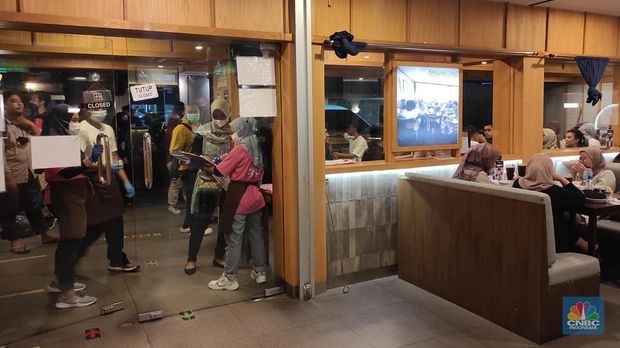 Suasana Buka Puasa di salah satu restoran di kawasan Kebayoran Baru. Jakarta, Kamis (21/4/2022). (CNBC Indonesia/ Andrean Kristianto)