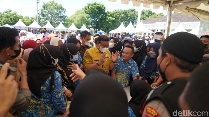 Bupati Bone Andi Fahsar Padjalangi di sela-sela kegiatan pasar murah di Lapangan Merdeka Bone.