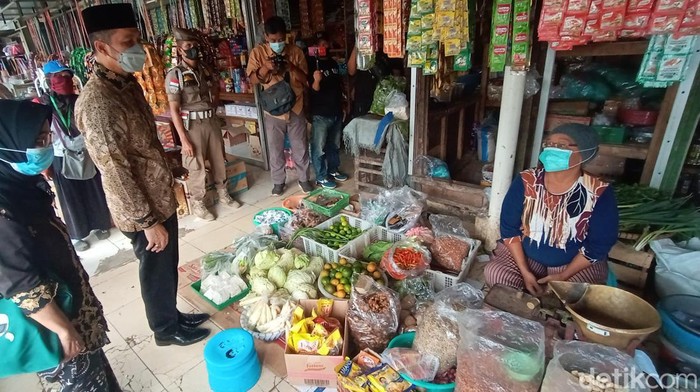 Bupati Kudus HM Hartopo saat sidak di Pasar Brayung, Kudus, Kamis (21/4/2022).