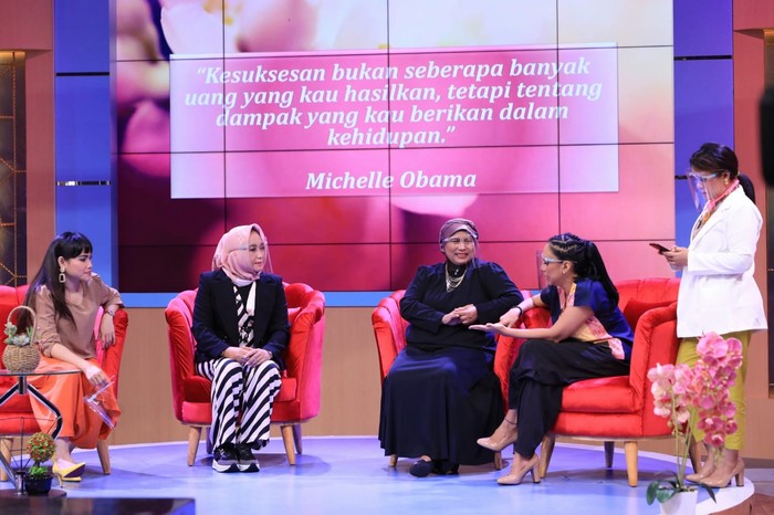Bupati Tulang Bawang Winarti memberikan tips dan trik agar seorang perempuan bisa sukses dalam memimpin suatu daerah.