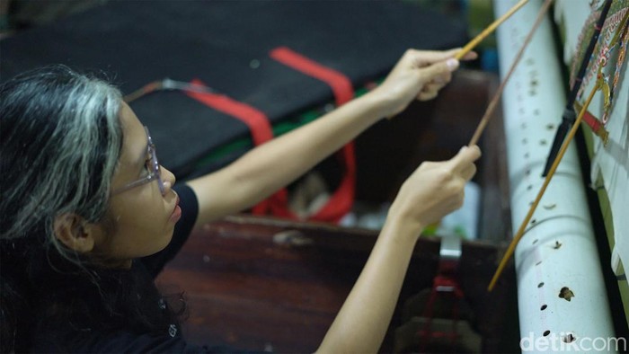Dalang perempuan kembar asal Karanganyar Seruni Widawati dan Seruni Widaningrum (24).
