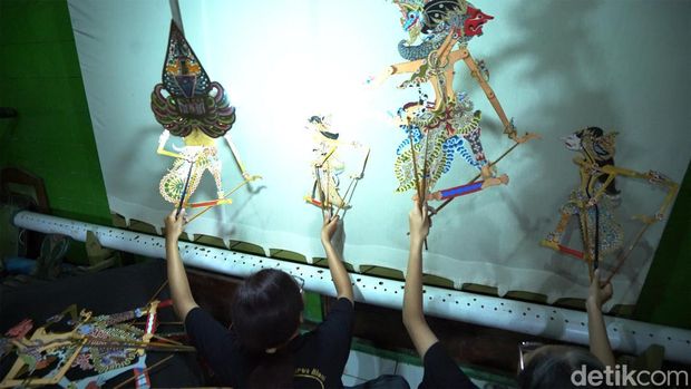 Dalang perempuan kembar asal Karanganyar Seruni Widawati dan Seruni Widaningrum (24).