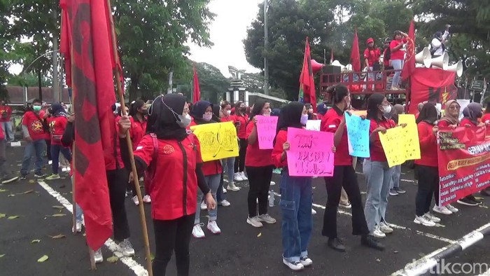 Demo buruh di Subang.