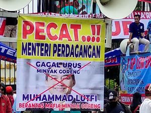 Demo di DPR, Buruh Singgung Mendag Lutfi Lewat Orasi-Poster
