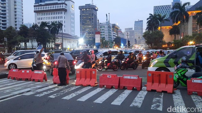 Demo di Patung Kuda Bubar, sementara lalu lintas ke arah Istana Merdeka masih ditutup