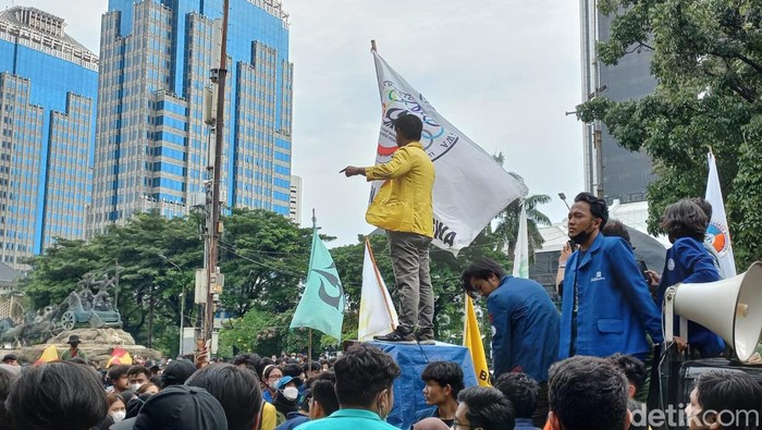 Demo mahasiswa di Patung Kuda, Jakarta Pusat