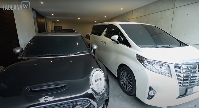 Masuk ke dalam rumah disambut dengan koleksi mobil mewah milik Desta yang sudah terparkir di garasinya. Garasinya pun tampak cukup luas, muat untuk memarkir 4 mobil. Foto: YouTube/Taulany TV
