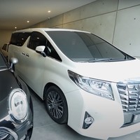 Masuk ke dalam rumah disambut dengan koleksi mobil mewah milik Desta yang sudah terparkir di garasinya. Garasinya pun tampak cukup luas, muat untuk memarkir 4 mobil. Foto: YouTube/Taulany TV