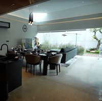 Dengan luas 350 meter persegi, rumah baru milik Desta itu terlihat begitu mewah. Perpaduan warna hitam, putih, dan coklat menambah kesan elegan di dalam ruangan rumah. Untuk mempercantiknya, Desta pun menambahkan lampu gantung di atas meja makannya. Foto: YouTube/Taulany TV