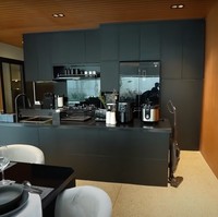 Bagian dapurnya tampak didominasi warna hitam. Sebagian besar peralatannya pun tampak berwarna hitam. Uniknya, salah satu lemari dapur itu merupakan pintu menuju ke ruang penyimpanan yang cukup luas. Foto: YouTube/Taulany TV