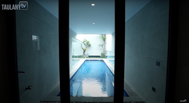 Rumah mewah baru milik Desta juga dilengkapi dengan fasilitas berupa kolam renang. Kolam renangnya sendiri terbagi menjadi dua. Salah satu kolamnya bisa diisi dengan air hangat. Foto: YouTube/Taulany TV