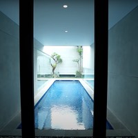 Rumah mewah baru milik Desta juga dilengkapi dengan fasilitas berupa kolam renang. Kolam renangnya sendiri terbagi menjadi dua. Salah satu kolamnya bisa diisi dengan air hangat. Foto: YouTube/Taulany TV