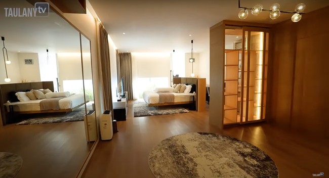 Beginilah penampakan kamar tidur Desta dan Natasha Rizki. Kamar tidur keduanya terlihat sangat luas dengan didominasi warna coklat. Penataan ruangannya pun bikin serasa seperti sedang menginap di sebuah villa mewah. Foto: YouTube/Taulany TV