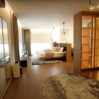 Beginilah penampakan kamar tidur Desta dan Natasha Rizki. Kamar tidur keduanya terlihat sangat luas dengan didominasi warna coklat. Penataan ruangannya pun bikin serasa seperti sedang menginap di sebuah villa mewah. Foto: YouTube/Taulany TV