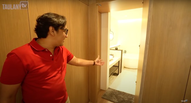 Punya desain yang unik, lagi-lagi pintu kamar mandi di kamar Desta itu sukses membuat tertipu. Dari luarnya terlihat seperti sebuah lemari, ternyata salah satunya merupakan pintu menuju kamar mandi. Foto: YouTube/Taulany TV