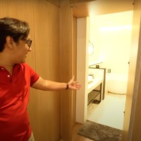 Punya desain yang unik, lagi-lagi pintu kamar mandi di kamar Desta itu sukses membuat tertipu. Dari luarnya terlihat seperti sebuah lemari, ternyata salah satunya merupakan pintu menuju kamar mandi. Foto: YouTube/Taulany TV