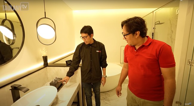 Bagian dalam kamar mandinya pun tak kalah memukau. Didominasi warna hitam dan putih dengan konsep minimalis, kamar mandi di kamar Desta itu terlihat begitu mewah. Fasilitasnya pun tampak cukup lengkap. Foto: YouTube/Taulany TV