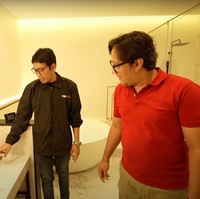 Bagian dalam kamar mandinya pun tak kalah memukau. Didominasi warna hitam dan putih dengan konsep minimalis, kamar mandi di kamar Desta itu terlihat begitu mewah. Fasilitasnya pun tampak cukup lengkap. Foto: YouTube/Taulany TV