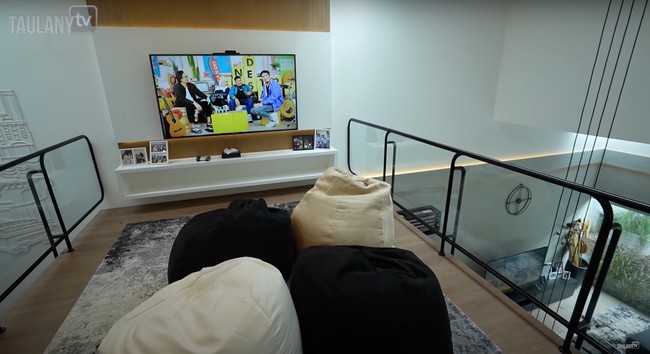 Di lantai dua rumahnya juga terdapat ruang keluarga untuk bersantai dan menonton televisi. Dari samping ruang keluarganya bisa melihat dan menengok keadaan di lantai bawah. Foto: YouTube/Taulany TV