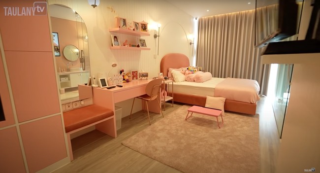 Kamar ketiga anak Desta dan Natasha Rizki juga berada di lantai 2 rumah. Kalau yang satu ini adalah penampakan dari kamar Megumi. Seperti layaknya kamar anak perempuan, kamar Megumi itu tampak didominasi oleh warna merah muda dan putih. Foto: YouTube/Taulany TV