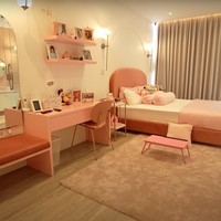 Kamar ketiga anak Desta dan Natasha Rizki juga berada di lantai 2 rumah. Kalau yang satu ini adalah penampakan dari kamar Megumi. Seperti layaknya kamar anak perempuan, kamar Megumi itu tampak didominasi oleh warna merah muda dan putih. Foto: YouTube/Taulany TV