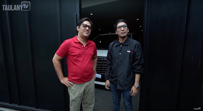 Andre Taulany mendapat kesempatan untuk berkunjung dan melihat-lihat rumah baru milik Desta dan Natasha Rizki. Dari luar, rumah tersebut tampak didominasi oleh warna monokrom serta memiliki konsep minimalis. Foto: YouTube/Taulany TV