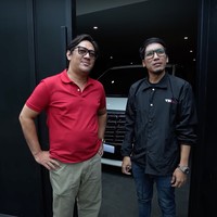 Andre Taulany mendapat kesempatan untuk berkunjung dan melihat-lihat rumah baru milik Desta dan Natasha Rizki. Dari luar, rumah tersebut tampak didominasi oleh warna monokrom serta memiliki konsep minimalis. Foto: YouTube/Taulany TV