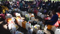 Distribusi minyak goreng curah pada gelaran pasar murah yang diselenggarakan oleh Pemerintah Kota Palu tersebut diserbu warga yang datang dan antre sejak dini hari untuk membeli minyak goreng curah seharga Rp14 ribu per liter dengan jumlah pembelian maksimal 10 liter per orang.