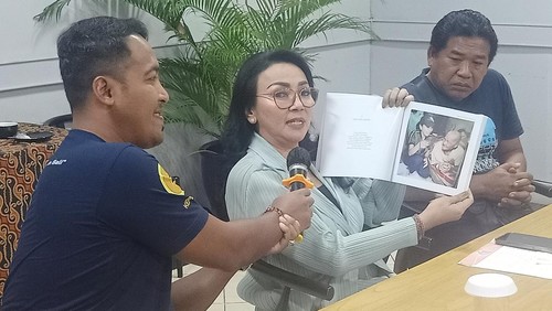 Selly Fajarini ketika menunjukkan buku bertajuk Warna-warni Cinta Selly Fajarini yang setiap unitnya didaftarkan di jaringan blockchain sebagai aset NFT dan untuk donasi pada Kamis (21/4/2022)