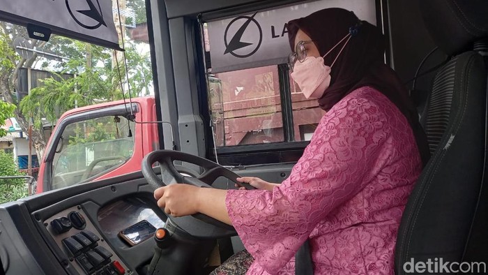 driver perempuan suroboyo bus