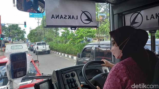 driver perempuan suroboyo bus