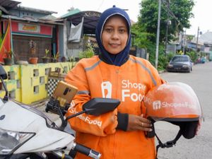 Kartini Masa Kini, Kisah Ojol Perempuan Jadi Tulang Punggung Keluarga