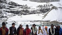 Sementara itu, beberapa orang berpendapat bahwa gunung dan gletser adalah milik semua orang Bolivia dan harus dinikmati dan dijelajahi. Dalam foto terlihat pejabat pemerintah menghadiri peresmian musim turis di Gletser Charquini.