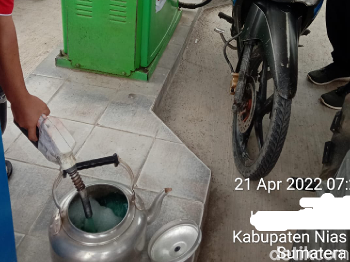 Foto warga Nias Barat, Sumut, membeli BBM jenis Pertalite menggunakan teko ramai diperbincangkan. Selain teko, warga juga dikabarkan membeli BBM memakai kaleng biskuit sebagai wadah. (dok istimewa)
