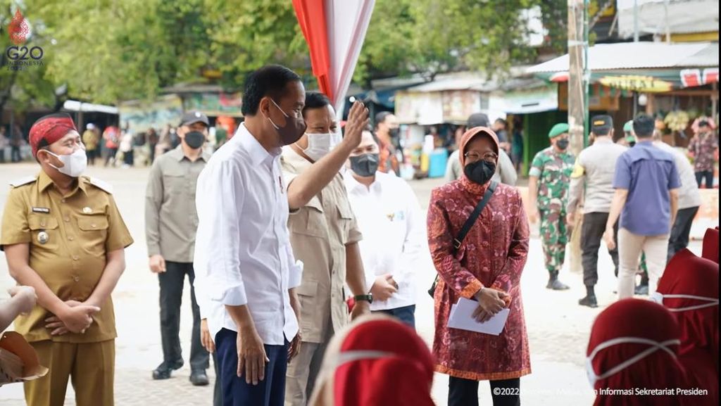 Saat Jokowi Tanya Warga Sambil Tunjuk Prabowo: Kenal Siapa Beliau?